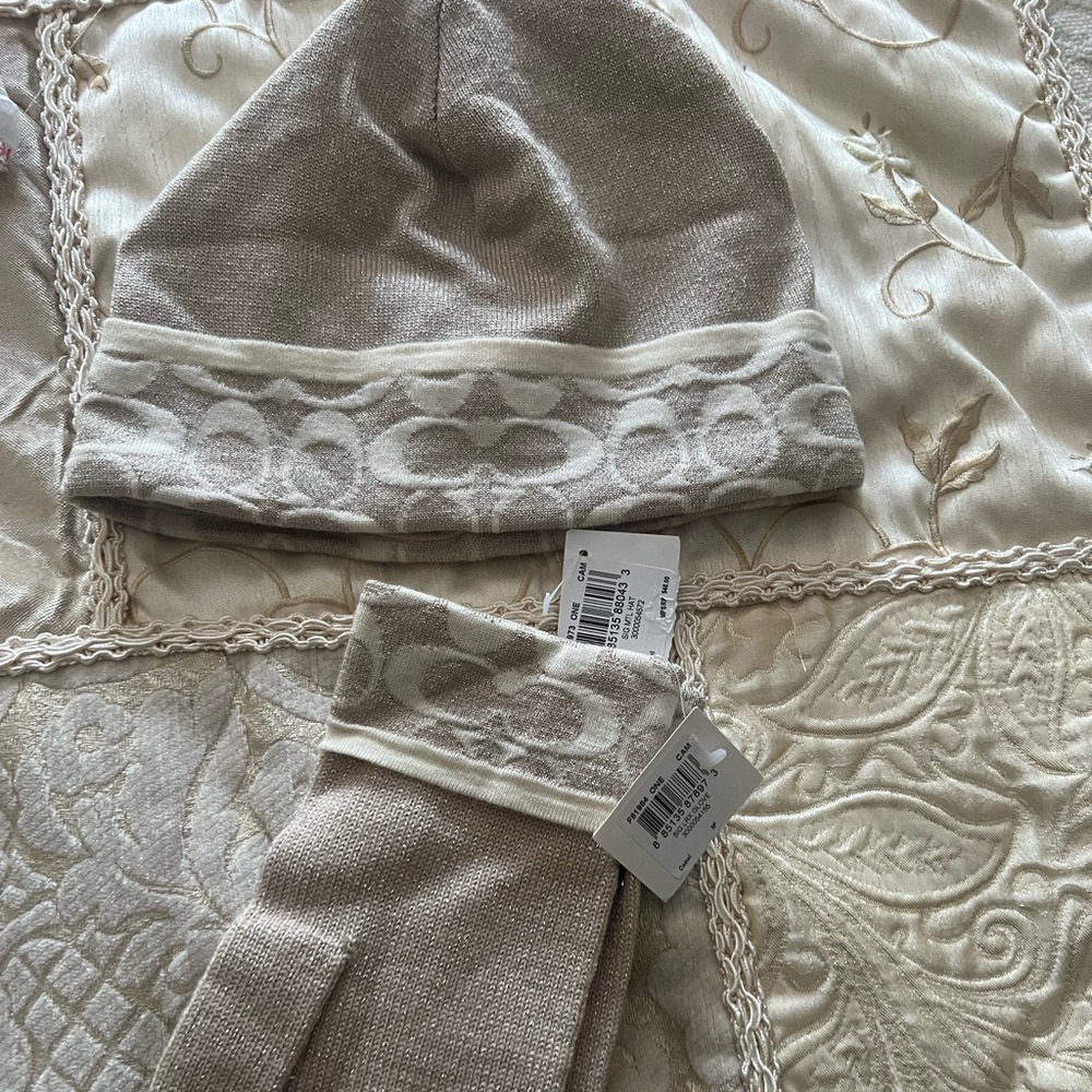 Brand new gorgeous Coach gold and cream hat and gloves